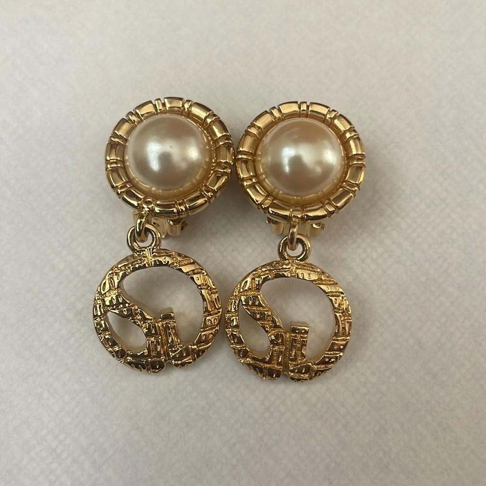 💯 ST. JOHN Vintage Artificial Pearl Clip-On Earings
